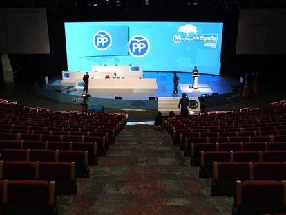 Preparativos para el 19º Congreso Nacional del PP, extraordinario, que se celebrará este viernes y sábado en el hotel  Madrid Marriott Auditorium. 