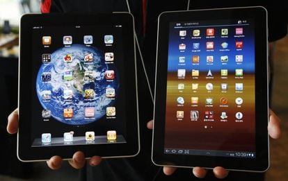 De izquierda a derecha las tabletas iPad y Galaxy Tab.