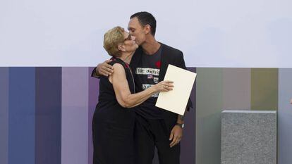 María González, madre de David Delfín, y Gorga Postigo, expareja del diseñador, con el el Premio Nacional de Diseño de Moda.