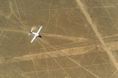 Una avioneta sobrevolando las líneas de Nazca, en Perú. 