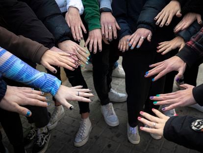 Parte del alumnado del instituto Les Alfàbegues de Bétera, muestran las uñas pintadas en solidaridad con el profesor que sufrió una agresión homófoba en el centro educativo.