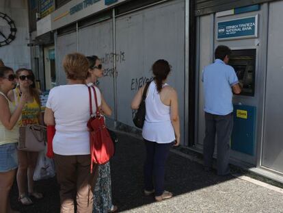 Gente hace cola este lunes en un cajero automático de Atenas.