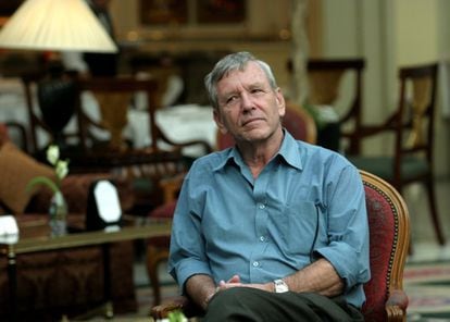 Oz es considerado uno de los autores más prestigiosos de la historia de Israel, además de haber sido un prominente activista por la paz y partidario de la solución de los dos Estados en el conflicto israelo-palestino. En la imagen, Amos Oz, escritor israeli, fotografiado en el hotel Palace de Madrid, el 13 de septiembre de 2004.