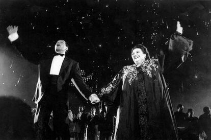 Freddie Mercury i Montserrat Caballé canten 'Barcelona' davant dels Reis, Joan Carles I i Sofia, el 9 octubre del 1988 a Montjuïc, durant la inauguració de l'Olimpíada Cultural, que va coincidir amb l'arribada de la bandera olímpica a la ciutat.