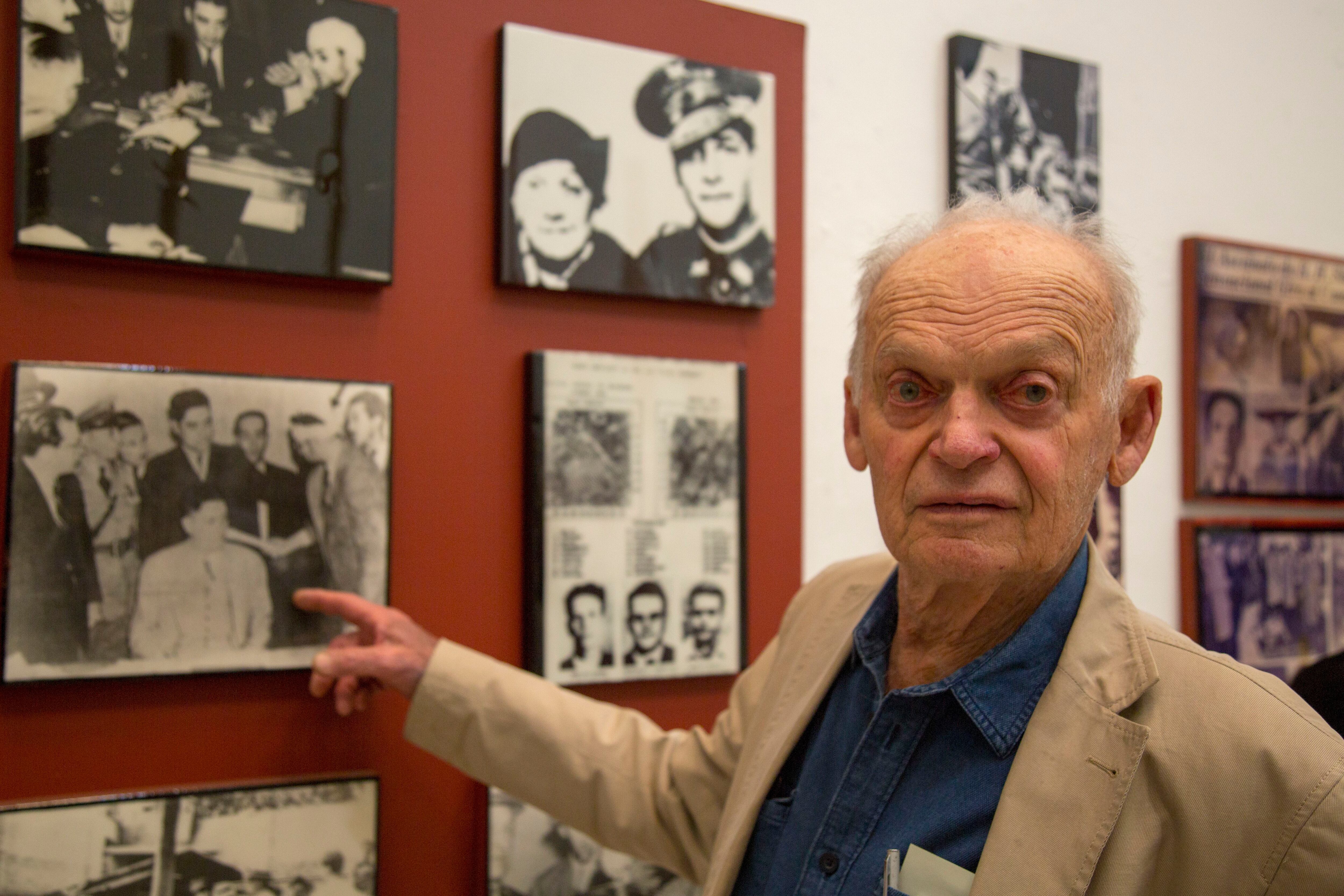 Esteban Volkov muestra fotografías en el Museo Casa de León Trotsky.