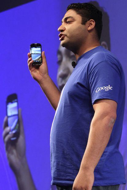 Osama Bedier, vicepresidente de Google, explica el nuevo servicio de pago a través del teléfono.