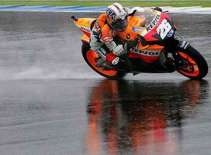 Pedrosa circula con su Honda bajo la lluvia en la calificación del Gran Premio de Holanda.