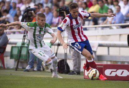 Saúl trata de marcharse de Gunino en el partido ante el Córdoba disputado el sábado.