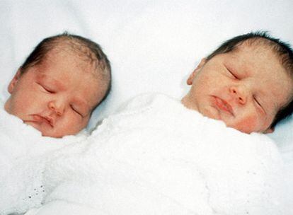 Las niñas de la foto fueron las primeras nacidas en España, en 1993, tras una selección genética de embriones.