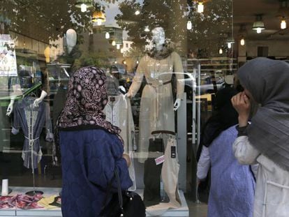 Varias mujeres iraníes miran un escaparate en Teherán.