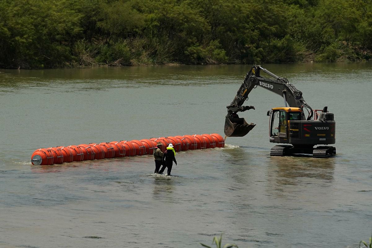 They Find A Lifeless Body Stuck In The Wall Of Buoys That Texas Installed In The Rio Grande To 