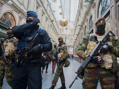 Policia i soldats a s Brussel&middot;les. 