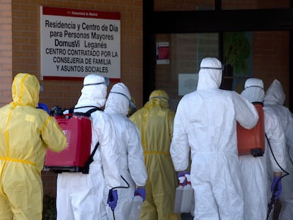 Integrantes de la Unidad Militar de Emergencias (UME) desinfectan el pasado 3 abril la residencia Domus Vi de Leganés.