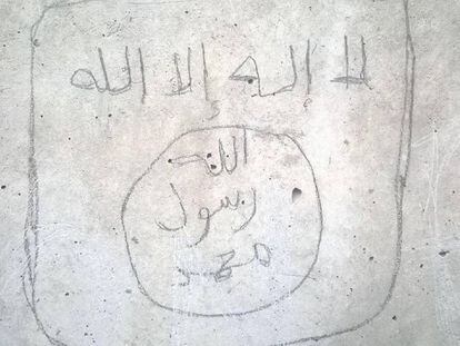 Pintada con la bandera del ISIS aparecida en 2017 en el patio de la cárcel de Estremera (Madrid).
