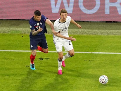 Müller, ante Lucas Hernández.