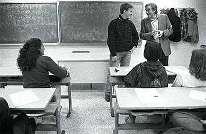 Un grupo de alumnos asiste en 1997 a las clases del antiguo Curso de Aptitud Pedagógica, que arrancó en los años setenta.