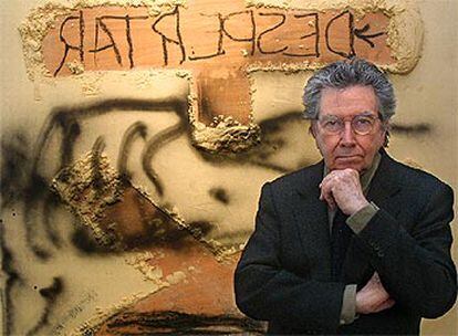 Antoni Tàpies, ante la pintura <b></b><i>Despertar 2002,</i> que se exhibe en Barcelona