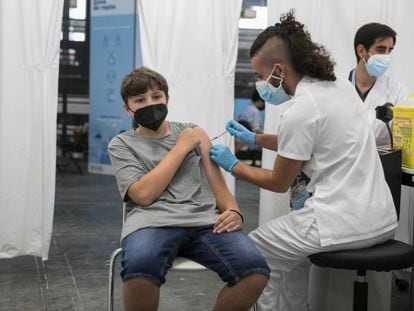 Un adolescente recibe su primera dosis contra la covid-19 en el centro de vacunación de la Fira de Barcelona.