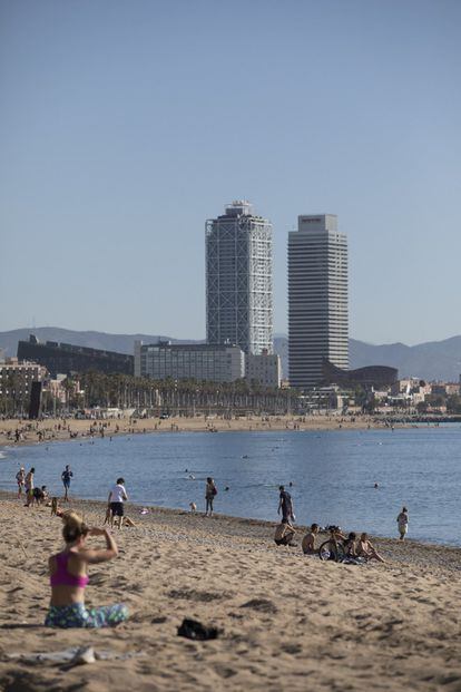 La platja de la Barceloneta reuneix molta gent.
