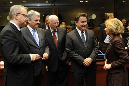 De izquierda a derecha, el comisario Olli Rehn, el ministro de Finanzas de Bélgica, Didier Reynders, Philippe Maystadt, del Banco Europeo de Inversiones, Ali Babacan, ministro de Estado de Turquía, y la ministra española de Economía, Elena Salgado, ayer en el Ecofin en Bruselas.