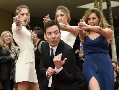 Jimmy Fallon posa junto a las Miss Golden Globes 2017, las hermanas Sistine, Scarlet y Sophia Stallone.