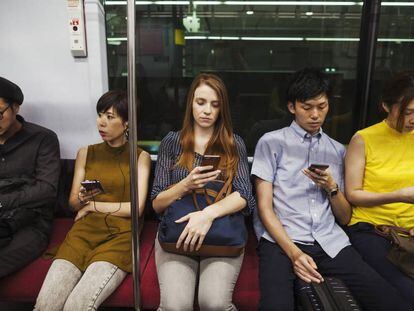 Pasajeros en el metro de Tokio. 