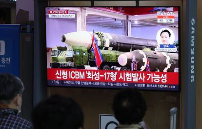 Un grupo de personas en Seúl contemplan un informativo de televisión en el que se informa del nuevo lanzamiento de un supuesto misil intercontinental norcoreano