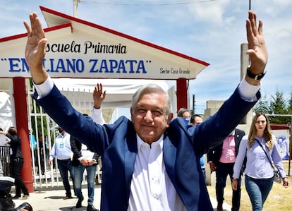 El presidente López Obrador, durante una visita a una escuela en junio.