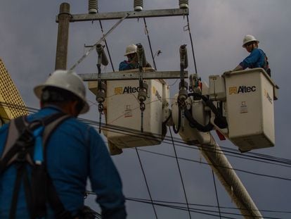 Técnicos de la Comisión Federal de Electricidad trabajan en las calles de Ciudad de México.