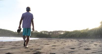 Un hombre camina por la playa.