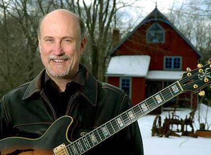 John Scofield en una imagen promocional.