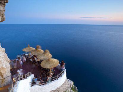 Terraza en la cueva d'en Xoroi, en Cala en Porter (Menorca).