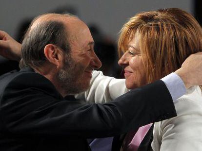 Alfredo Pérez Rubalcaba abraza a su ‘número dos’, Elena Valenciano, la mujer con más poder en la historia del PSOE.