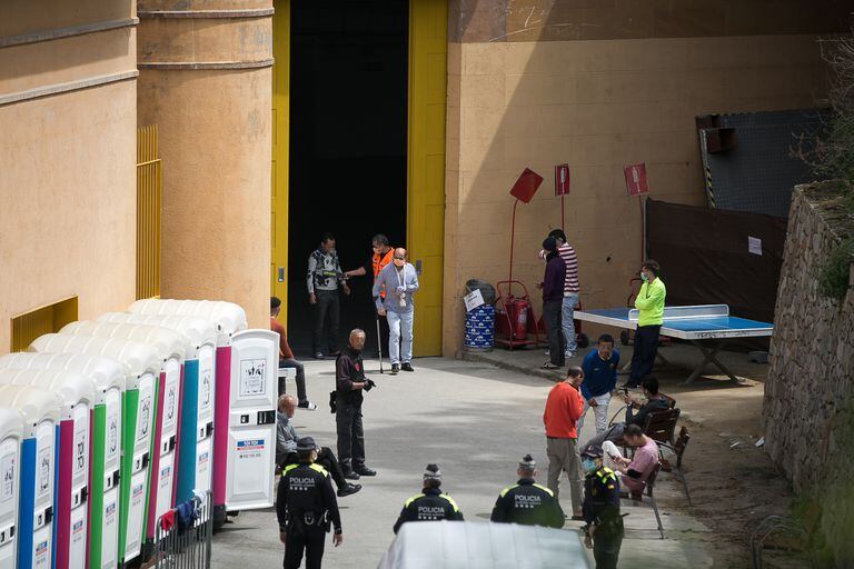 Personas acceden al patio de uno de los pabellones pasando un detector de metal.
