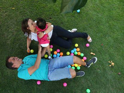 Una pareja con su hija adoptada.