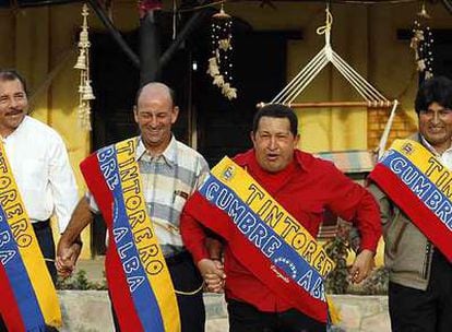 Desde la derecha, el presidente de Bolivia, Evo Morales; el de Venezuela, Hugo Chávez; el vicepresidente cubano, Carlos Lage; y el presidente nicaragüense, Daniel Ortega, reunidos el pasado mes de abril en una cumbre energética celebrada en Venezuela.