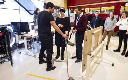 Prototip del bastó que detecta obstacles amb ultrasons.
