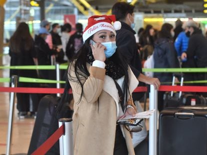 Una viajera en el aeropuerto de Madrid-Barajas, el pasado 23 de diciembre.