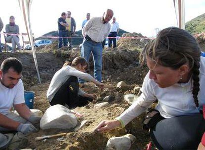 Trabajos de excavación en la fosa de Lario (León).