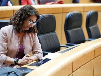 La ministra de Hacienda, María Jesús Montero, durante el debate en el Senado.