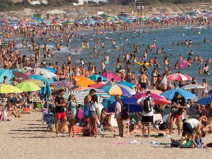 Bañistas en la playa de La Barrosa, en Chiclana de la Frontera (Cádiz).
