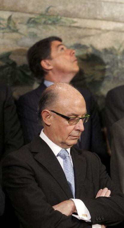 Cristóbal Montoro. Al fondo, el presidente de Madrid.