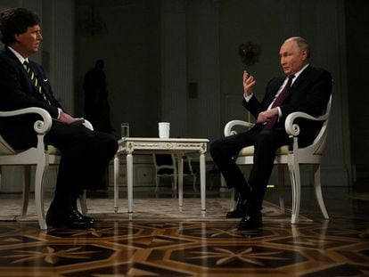 El presentador Tucker Carlson y Vladímir Putin, presidente de Rusia, durante la entrevista transmitida este jueves.