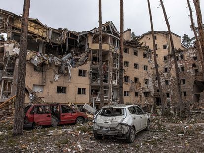 Varios edificios de viviendas dañados por los bombardeos en Irpin, en la provincia de Kiev, el 3 de marzo.