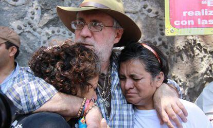 Sicilia abraza a familiares de víctimas en el primer aniversario del asesinato de su hijo