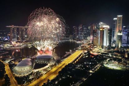 Fuegos artificiales explotan sobre el distrito financiero de Singapur.