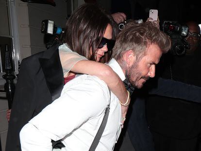 Victoria Beckham y David Beckham a la salida de la fiesta de 50 cumpleaños de la diseñadora, la noche del sábado en Londres.