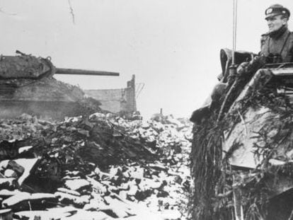 Un blindado alem&aacute;n avanza sobre la nieve durante la batalla de las Ardenas.