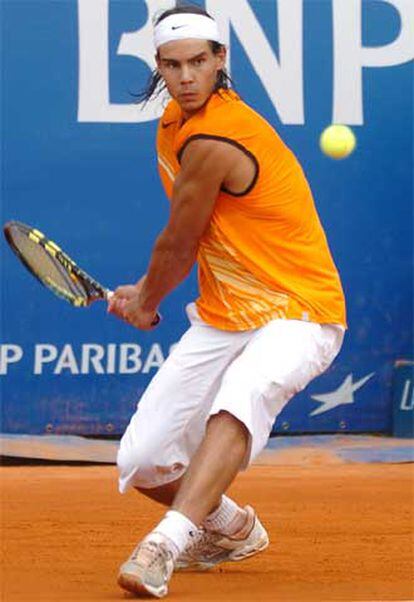 Nadal devuelve un golpe de revés durante el partido que le ha enfrentado a Coria.