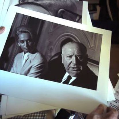 Enrique Meneses muestra una foto de la actriz Tippi Hedren y el director Alfred Hitchcock